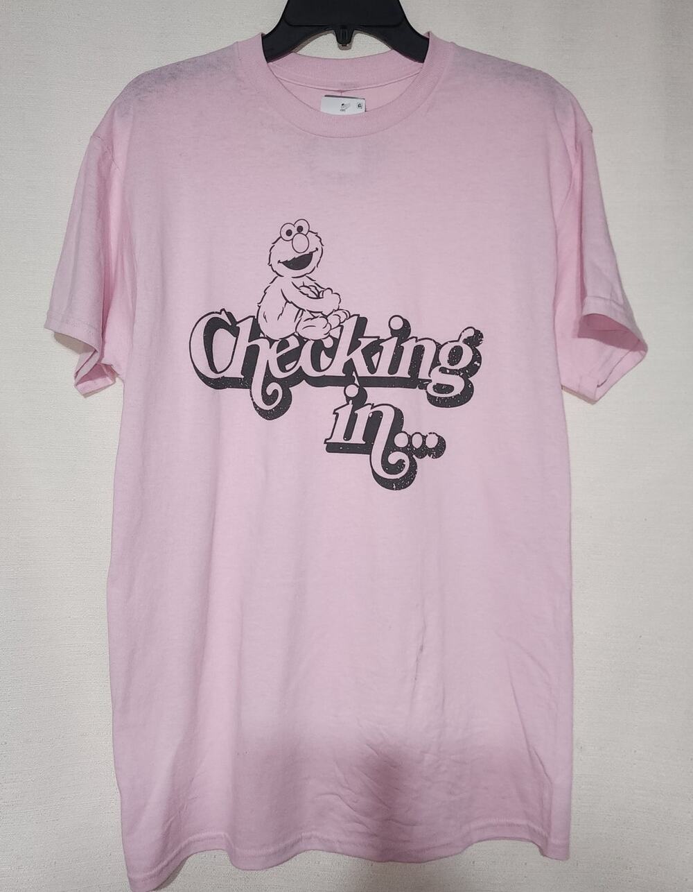 Elmo ''checking in'' faded shirt medium